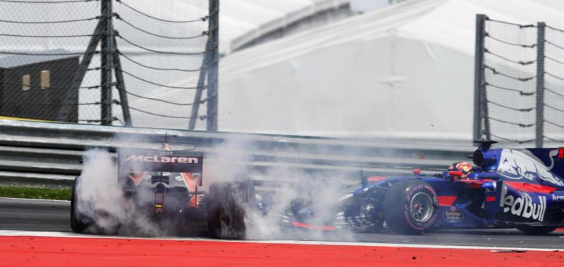 Alonso golpea a Verstappen y quedan los dos fuera